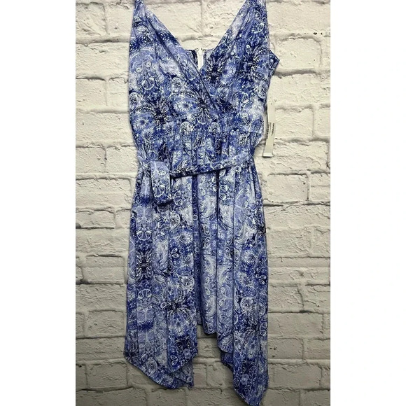 NWT Aqua Women's Blue White Paisley Handkerchief Mini Dress M. - Picture 8 of 11